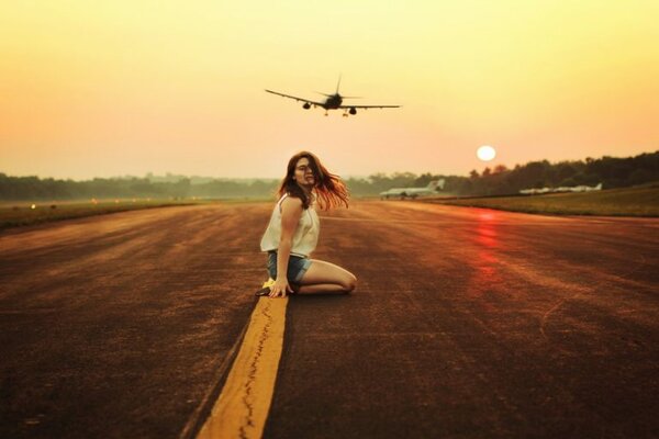 plane airplane young girl airport sun sunet golden hour wind 768x576 1