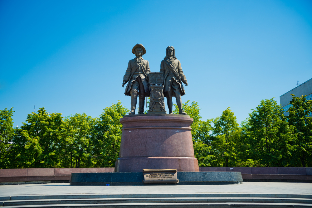 Фото: Памятник Татищеву и Де Геннину
